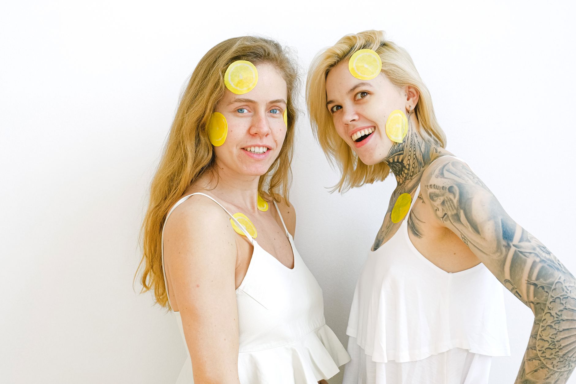 Vibrateur citron jaune en silicone placé délicatement au cœur d'un arrangement minimaliste